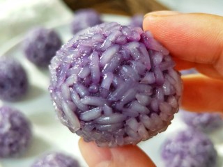奶香紫薯糯米球,蒸好后个个晶莹剔透。