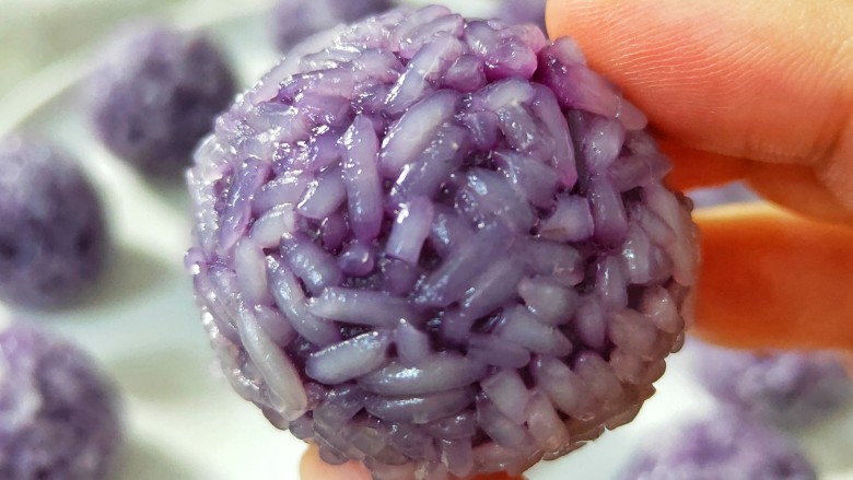 奶香紫薯糯米球,蒸好后个个晶莹剔透。