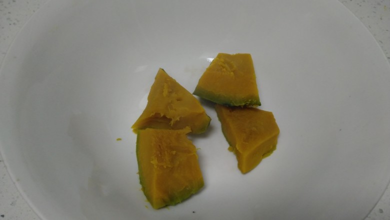 丝瓜菜拌南瓜手擀面,取4块切过皮的南瓜。