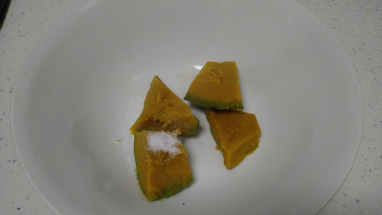 丝瓜菜拌南瓜手擀面,加入1克盐。