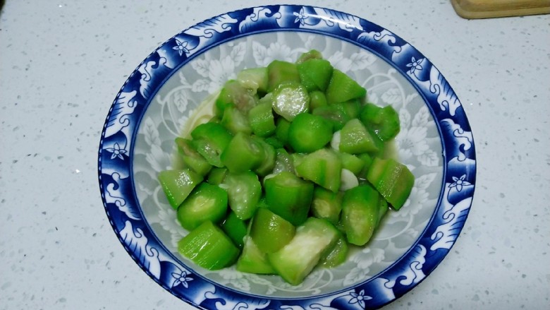 丝瓜菜拌南瓜手擀面,翻拌均匀，盛入盘中。