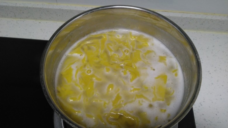丝瓜菜拌南瓜手擀面,锅中放入适量水，水开后放入面条，再煮3分钟。