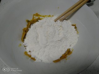 南瓜紫薯饼,加入等量面粉。