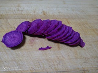 南瓜紫薯饼,紫薯去皮切片。