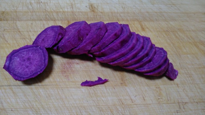 南瓜紫薯饼,<a style='color:red;display:inline-block;' href='/shicai/ 2643'>紫薯</a>去皮切片。