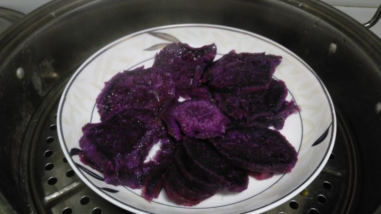 南瓜紫薯饼,放入锅中蒸10分钟。