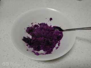 南瓜紫薯饼,用勺子压成泥。