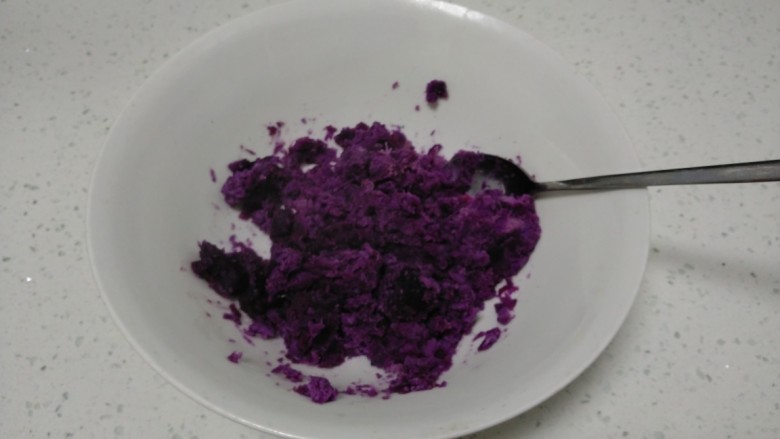 南瓜紫薯饼,用勺子压成泥。
