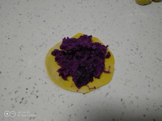 南瓜紫薯饼,擀成薄片放入紫薯泥。