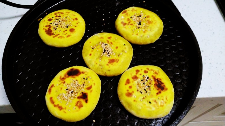 南瓜紫薯饼,煎至一面金黄翻面煎至两面金黄。