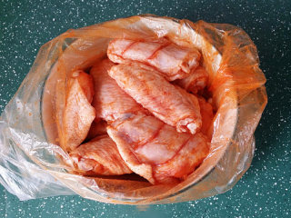 奥尔良烤鸡翅,带上一次性手套给鸡翅反复按摩、抓匀后腌制4小时以上，放冰箱过夜更佳
