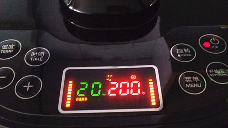 奥尔良烤鸡翅,合上盖子选择自定义菜单：200度、20分钟
