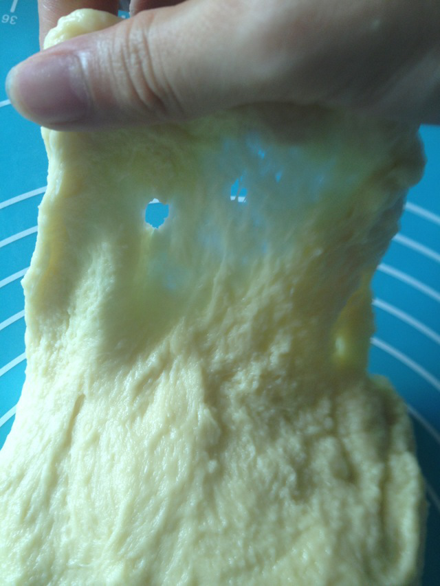 黄油牛角包,面团揉到可以用手轻轻扩展延伸薄膜，但是很快就会有破洞，这时就可以停止揉面了。