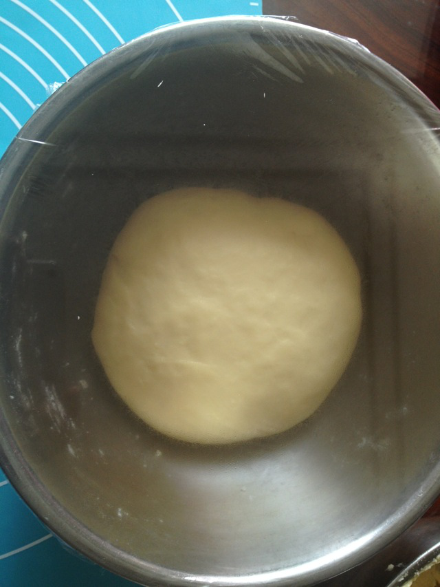 黄油牛角包,发酵好的面团比原来大2倍。用手指按压下去一个洞，不会马上弹回去就完成了发酵。
