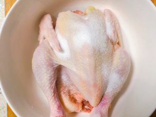 电饭锅盐焗鸡,用白酒和擦拭鸡全身内在都要擦