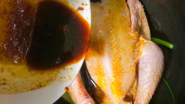 电饭锅盐焗鸡,放入腌制好的鸡，倒入剩下的酱汁