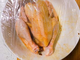 电饭锅盐焗鸡,包上保鲜膜放入冰箱冷藏1小时