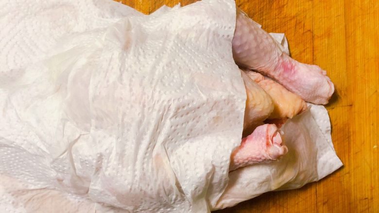 电饭锅盐焗鸡,鸡肉表面水份擦干