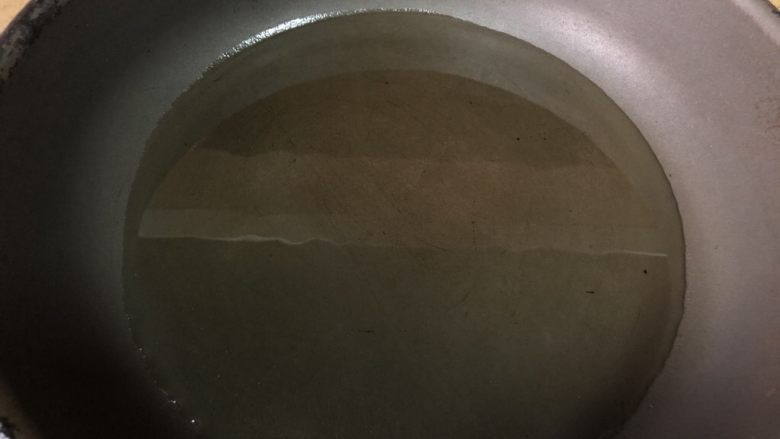 香辣手撕驴肉,起油锅，5-6层热可以下锅。注意不需要很热很热的油锅。否则容易一下子太老。