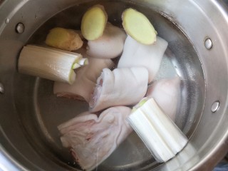 黄豆焖猪蹄,在锅里加入冷水，放入猪蹄，加入姜片、葱段、料酒。（一定要冷水下锅哦）