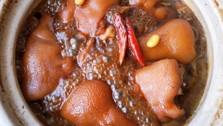 黄豆焖猪蹄,剩下的就交给时间，再继续煮半个小时左右，煮至卤水底变浓稠。