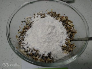 红薯、糯米、豆沙、花生、芝麻饼,放入熟糯米粉。