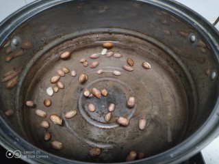 小白菜糊涂面条,锅中放入2碗清水，放入花生米。