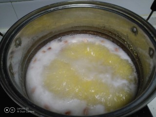 小白菜糊涂面条,水开后放入2把玉米面，一边撒入一边搅拌。