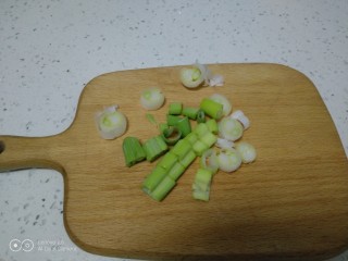 小白菜糊涂面条,葱切碎。