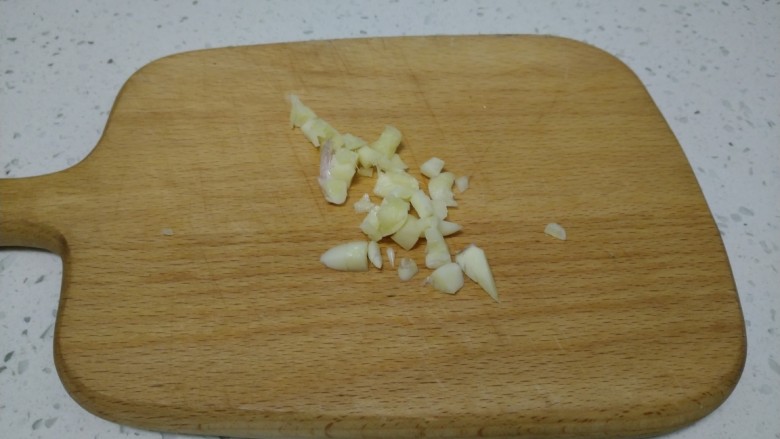 小白菜糊涂面条,蒜切碎。