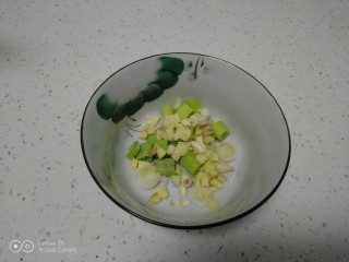 小白菜糊涂面条,葱、姜、蒜碎放入碗中。