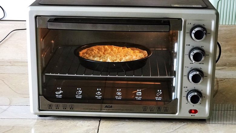 芝士榴莲饼,烤箱200W预热5分钟，放入烤盘