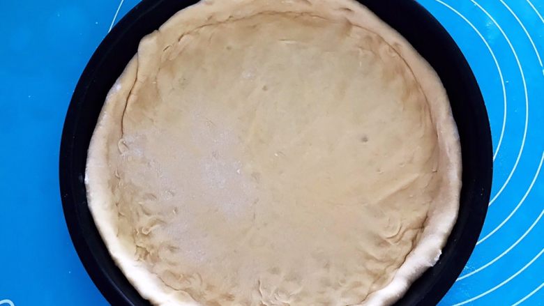 芝士榴莲饼,把饼坯放入烤盘里，整理一下，饼坯要底厚边薄