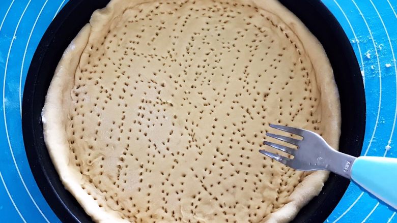 芝士榴莲饼,用叉子在饼坯上面扎上小孔，这样可以避免饼坯在烤制的时候鼓包
