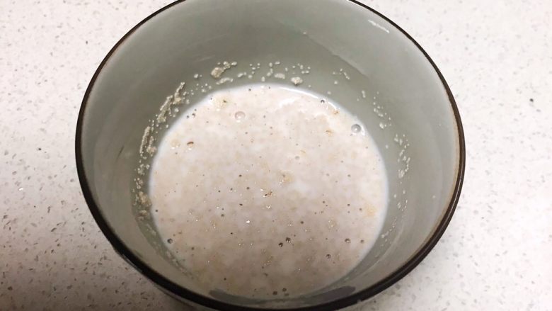 芝士榴莲饼,牛奶酵母水调匀后静止5分钟