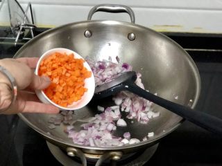 五彩杂蔬炒饭,转中火加入胡萝卜翻炒一分钟