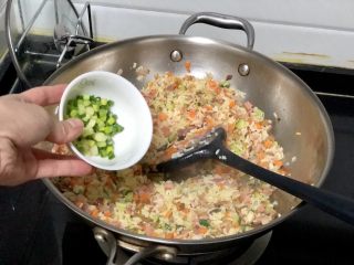 五彩杂蔬炒饭,出锅前撒上小葱