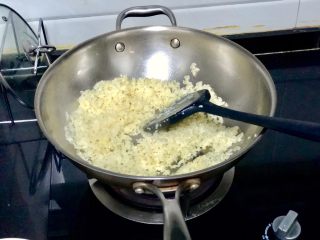 五彩杂蔬炒饭,加入少许食盐，不断翻炒到米饭粒粒分明，
