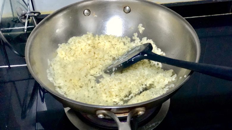 五彩杂蔬炒饭,加入少许食盐，不断翻炒到米饭粒粒分明，