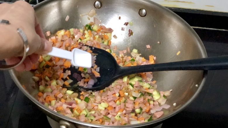 五彩杂蔬炒饭,尝下咸淡，根据个人口味➕少许食盐，榨菜很咸，要注意不要加太多盐
