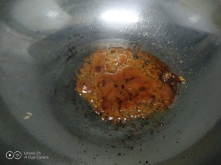 黄豆焖猪蹄,锅中放入适量油，放入冰糖，小火炒至金黄色。