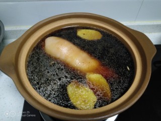 黄豆焖猪蹄,倒入砂锅中，放入生抽、老抽。