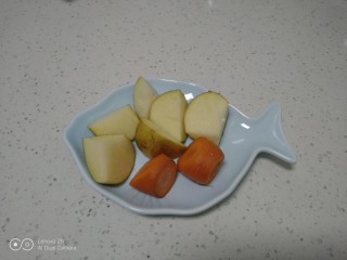 黄豆焖猪蹄,土豆、胡萝卜洗净切滚刀块。