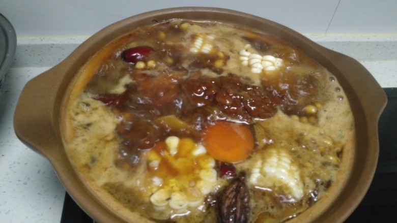 猪蹄汤炖丝瓜、扁豆,猪蹄加入各种调料炖1小时。