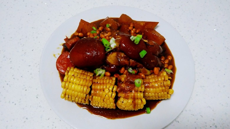 猪蹄汤炖丝瓜、扁豆,🐷蹄及配菜盛出。