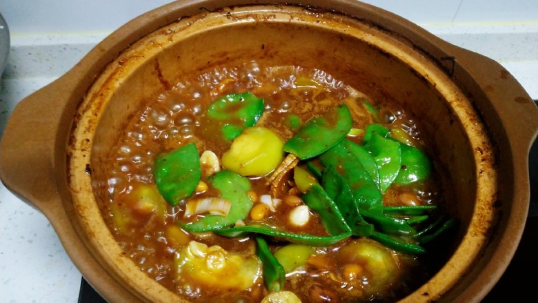 猪蹄汤炖丝瓜、扁豆,放入焯过水的扁豆。