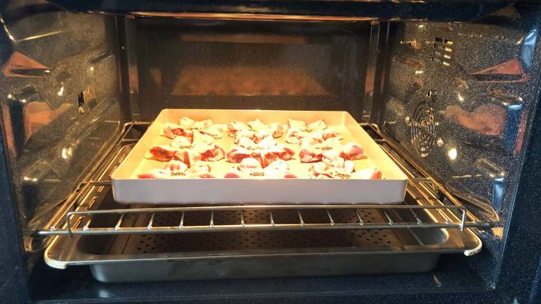 桃花酥,烤箱上下火180度预热，把桃花酥放到预热好的烤箱中层。
 