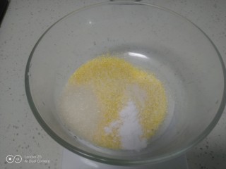 玉米面花生酥,加入小苏打、盐、白糖。