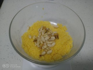 玉米面花生酥,倒入熟花生米。