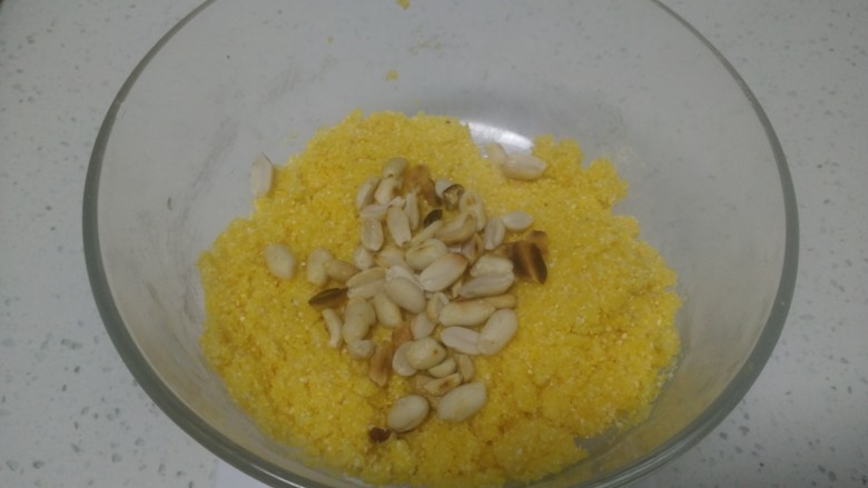 玉米面花生酥,倒入熟花生米。